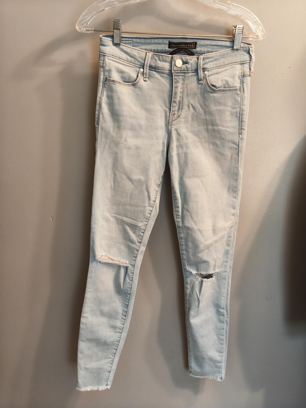 Abercrombie & Fitch Signature Collection Light Wash Distressed Skinny Jeans Sz 2